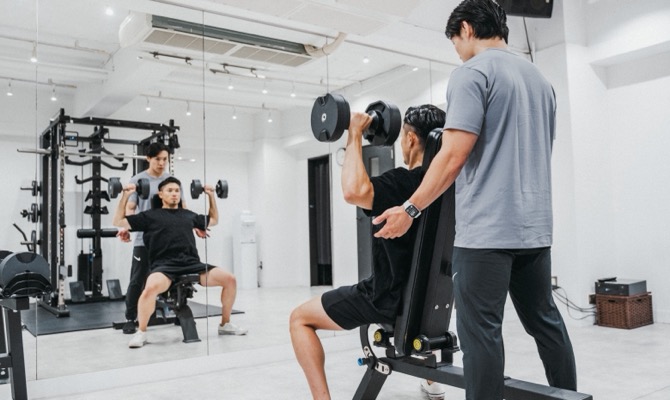 GOGでトレーナーの指導を受ける男性